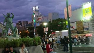 桃太郎像と噴水