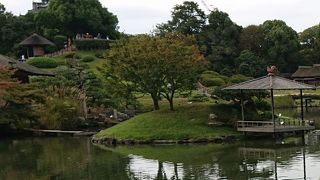 いくつかの島が浮かぶ