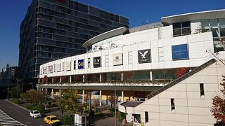 駅直結でくつろげる広い丸い広場