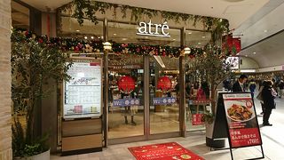 明るく華やかな駅モール