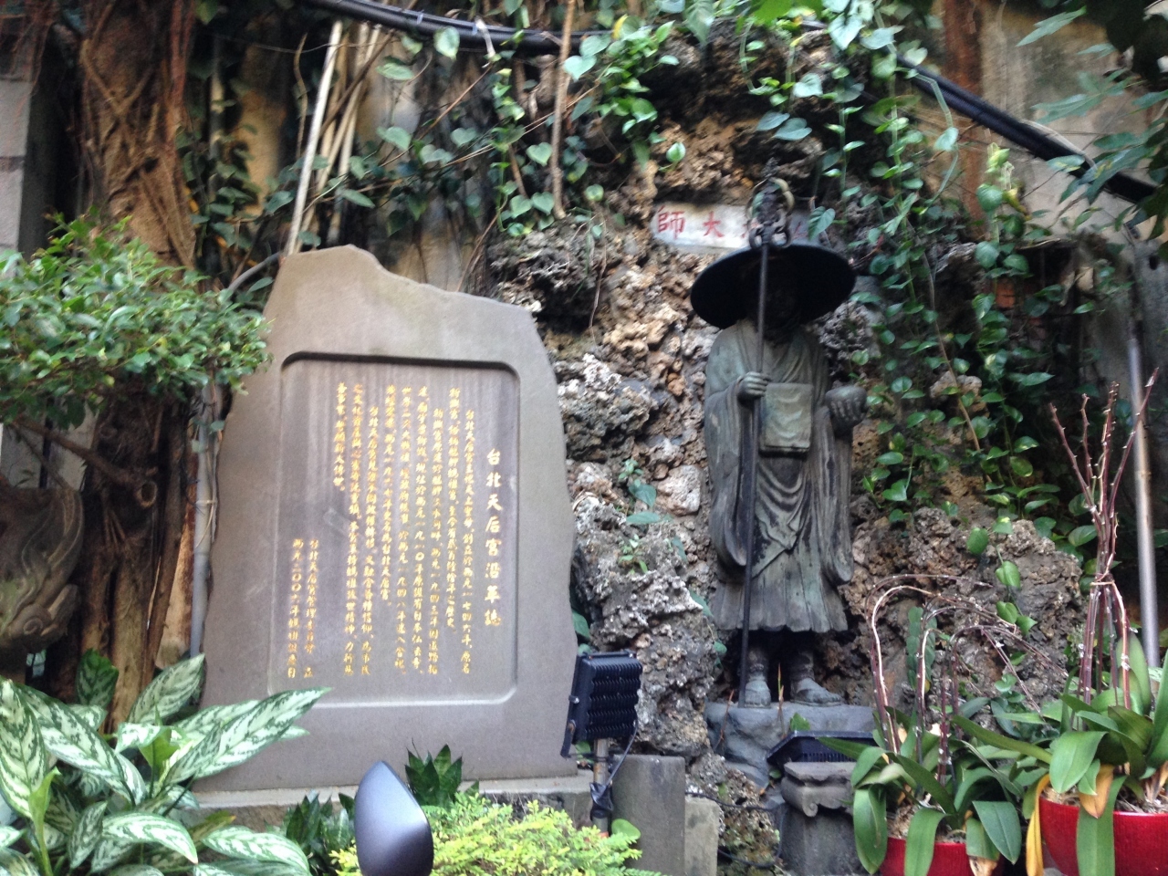 ビルに挟まれたお寺です