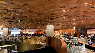 地下鉄13号線の11番出口目の前です