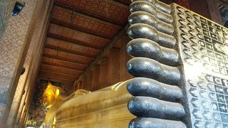 横になっている仏像で有名