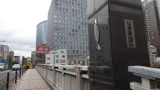 なにわ筋が取っている橋。