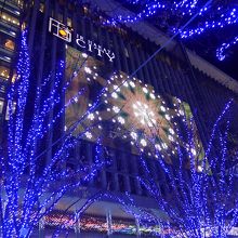 JR博多シティの建物と外壁を照らすイルミネーション