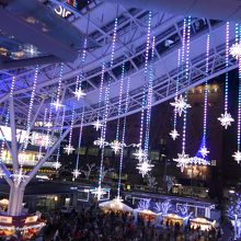 天井から降ってくる星のイルミネーション