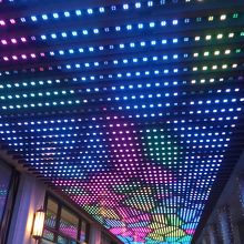 二階のペデストリアンデッキのイルミネーション