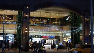 食事やお土産の調達にも便利です