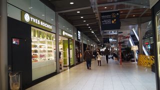 駅直結のショッピングモール