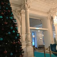 クリスマスツリーのあるロビー　