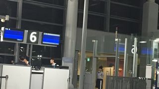 荷物チェック後