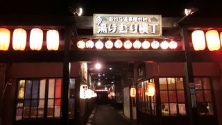 小さいお店が並んでいる。