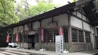 木々が生い茂る森に鎮座する学問の神様