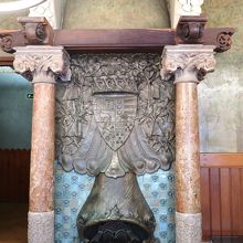 彫刻家エウゼビ・アルナウ作の暖炉
