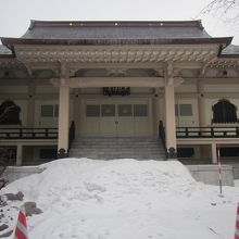 本堂前には工事現場用コーンも設置され、既に参詣不能状態…。