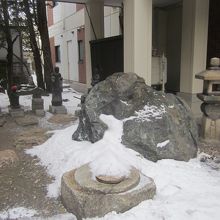 雪が積もって龍安寺石庭風になった日本庭園風の一角の様子