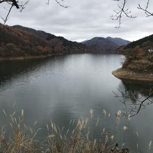 鉛色の空のもとの湖面・・