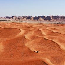 その名の通り砂は赤く、砂漠の奥には岩山が続きます。