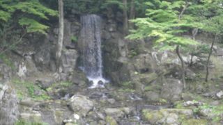 瓢池に流れる滝