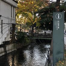 左の白壁は交番の外壁