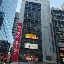 こちらのビルの中に店舗があります。