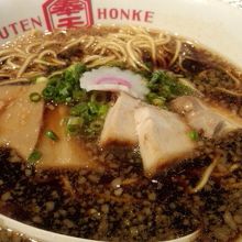 真っ黒なラーメンです。