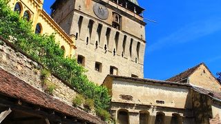 シギショアラの高台に建つ時計塔