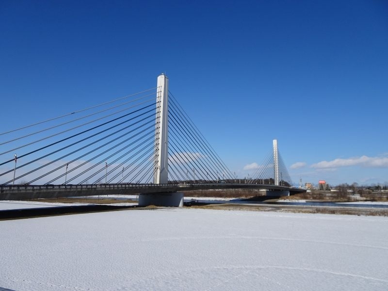 青空に映える橋