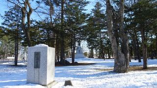 依田勉三の像があるだけ