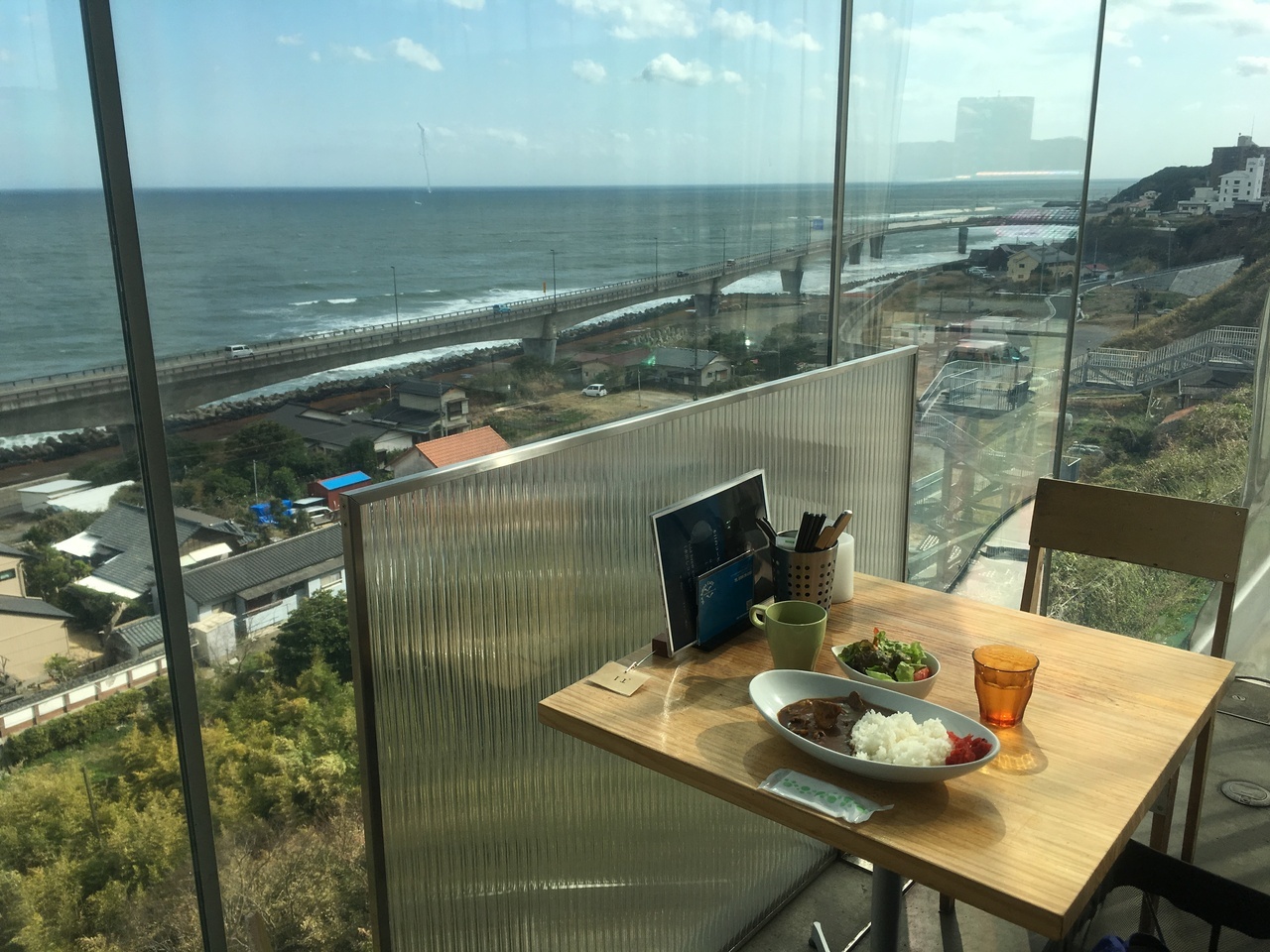 海に浮かぶガラス張りカフェ