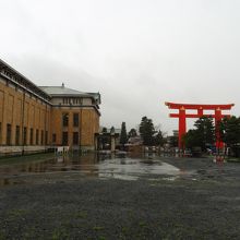 平安神宮の大鳥居のすぐ横です