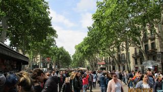 観光客で大賑わいのストリート。　買い物、食事を楽しめます。