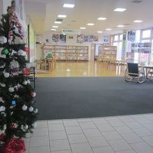 ２Fのクリスマスツリー越しに眺めるパブリックスペースの様子