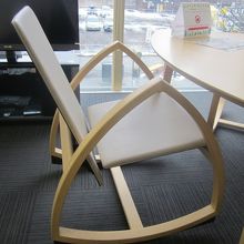 ロッキングチェアに揺られながらゆっくり過ごすのも良いですね。