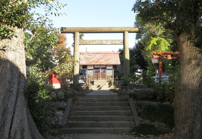 鎌倉古道沿いに位置する神社