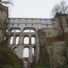 下から見上げる橋の姿は存在感があります