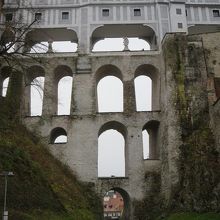 橋の下を通る通路もあります
