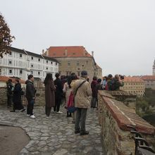 橋の横の展望所には観光客が集まります