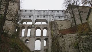 下から見上げると存在感のある橋です