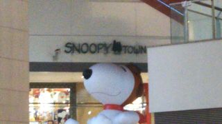 空中に浮かんでいるスヌーピーが目印