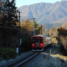 急坂を降りて十日市場に到着する大月行電車