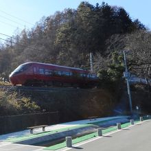 特急電車が通過