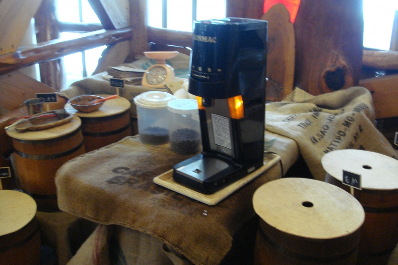 入り口近くにはたくさんのコーヒー豆の樽