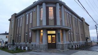 古そうに見えるが再現された建物