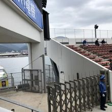 スタジアムからも海が見えます。