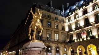 ジャンヌダルク像とピラミッド広場