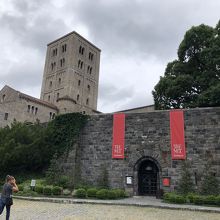 正面入り口前にバス停がありますが間引き運転しているようでした