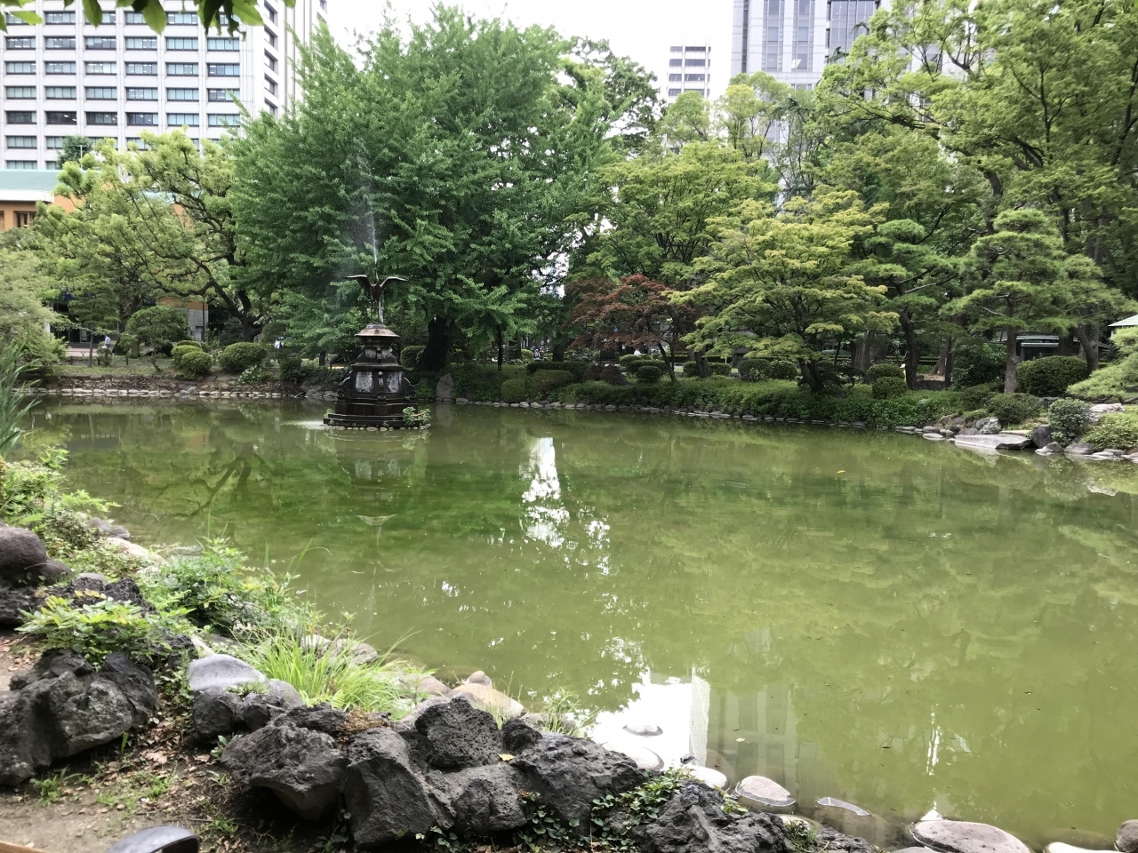 鳥の銅像の噴水があります。