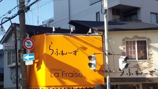 駅近の可愛い感じの洋菓子のお店です。