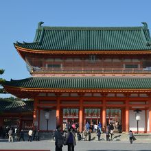 朱塗りの華麗な応天門